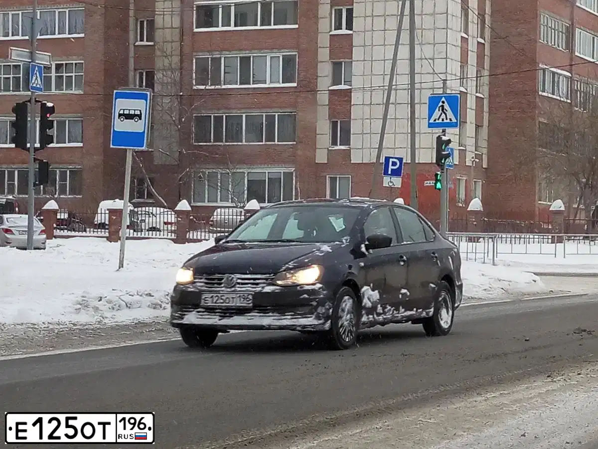 Фото автомобиля VOLKSWAGEN POLO, 2016 — госномер Х176НА72. Цвет: Темно-синий
