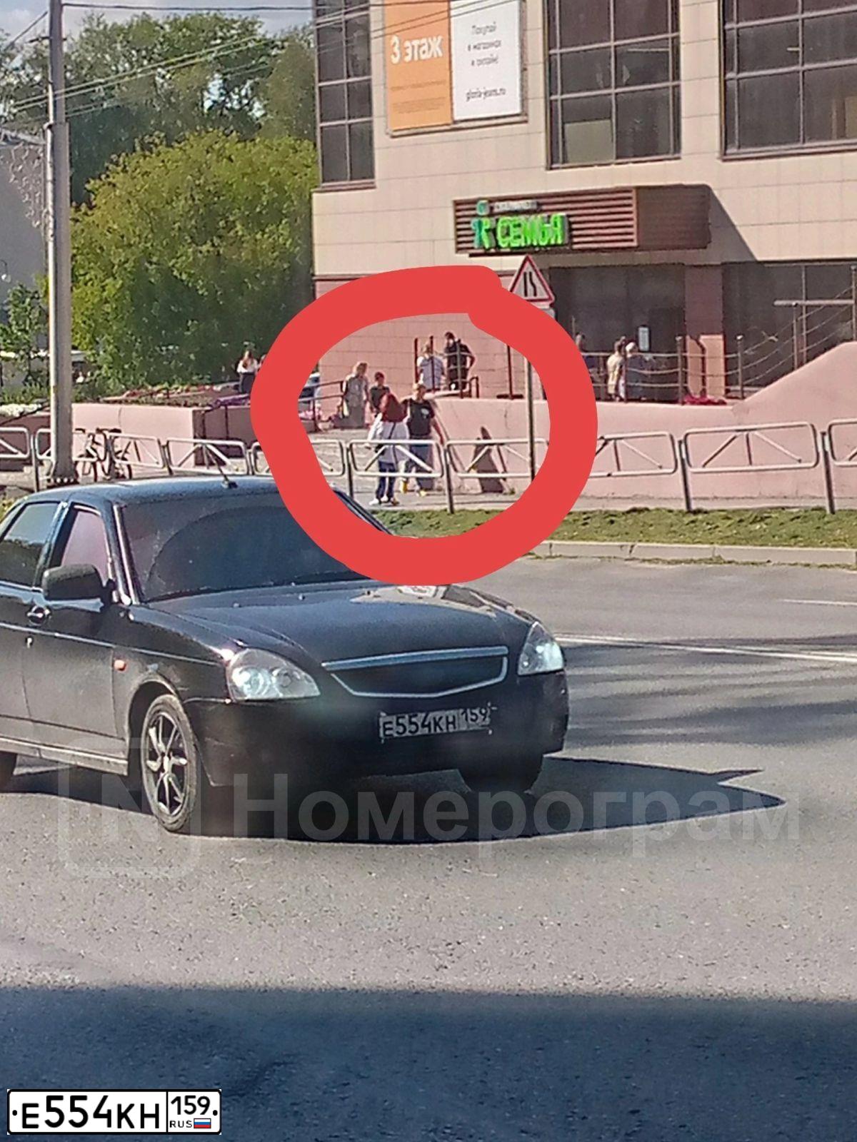 Фото автомобиля LADA 2170 PRIORA, 2013 — госномер Е554КН159. Цвет: Сине-Черный