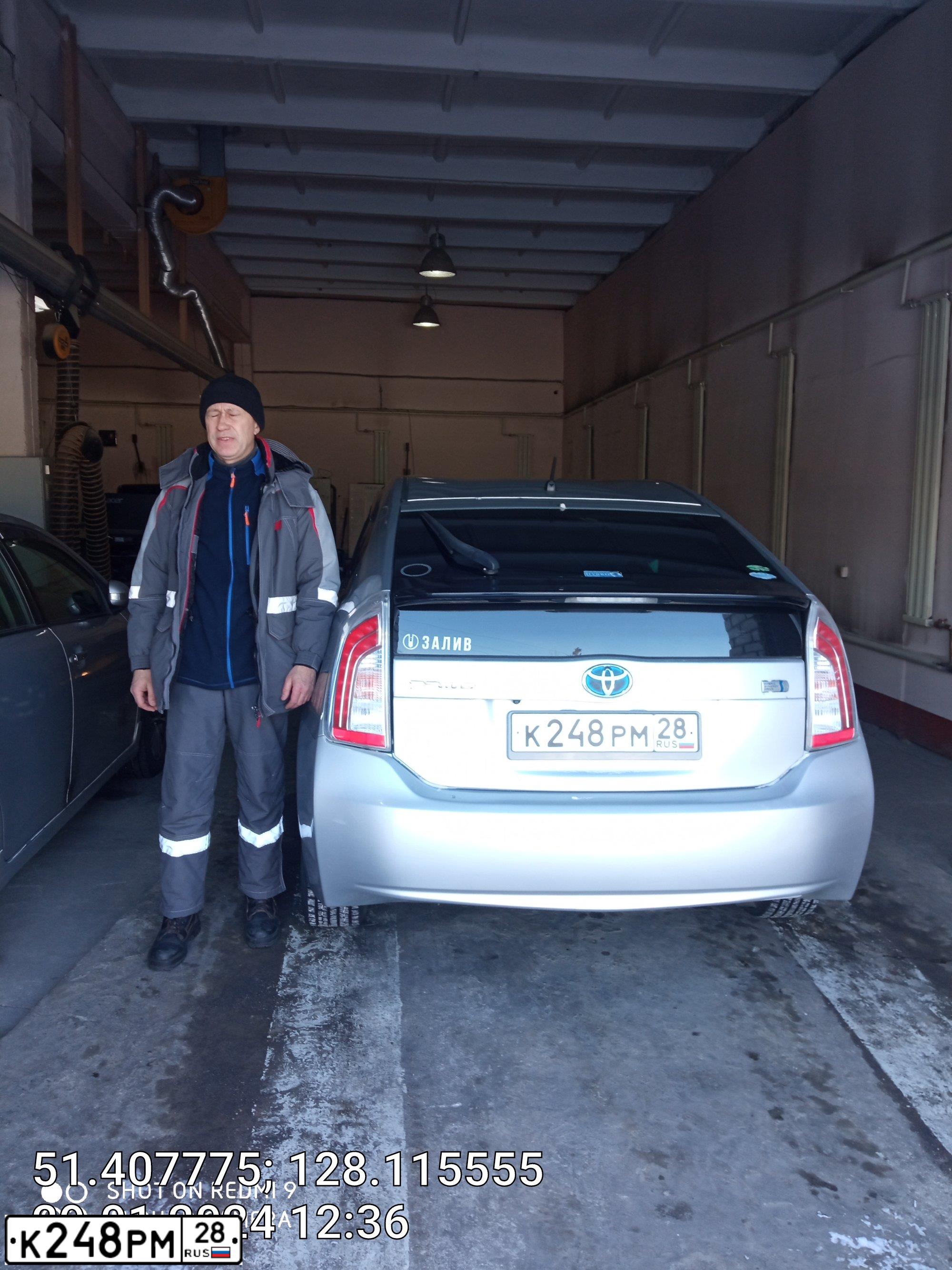 Фото автомобиля TOYOTA PRIUS, 2014 — госномер Р717МЕ75