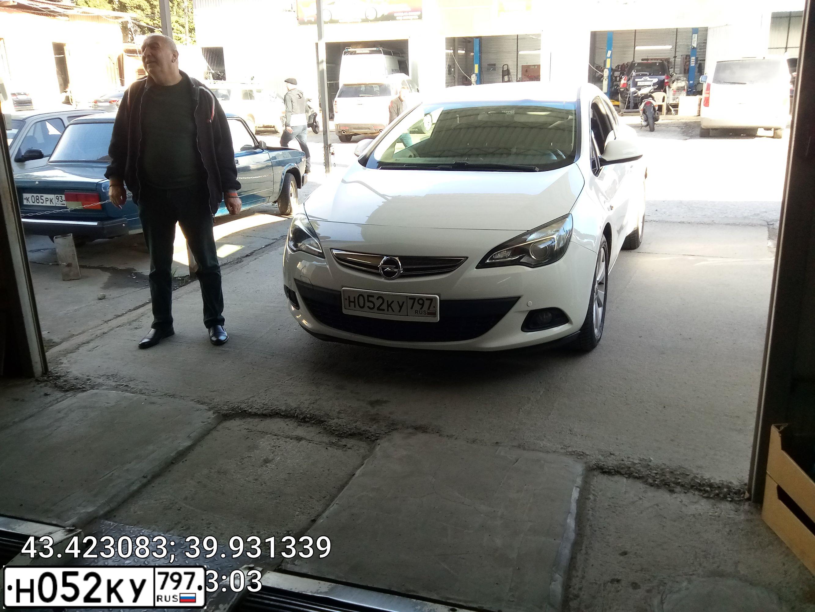 Фото автомобиля OPEL ASTRA, 2013 — госномер Р135НВ64. Цвет: Белый