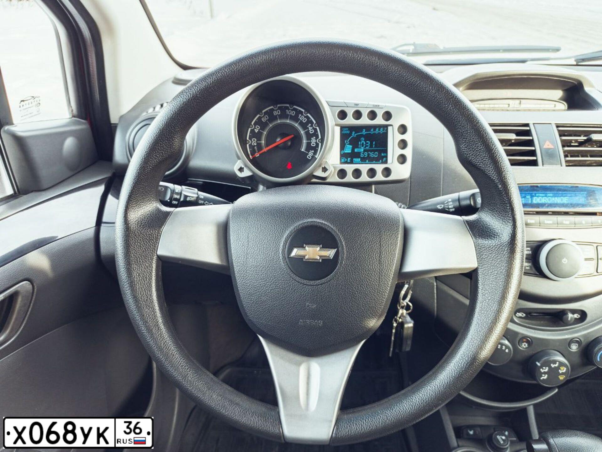 Фото автомобиля CHEVROLET SPARK, 2012 — госномер Х068УК36. Цвет: Красный