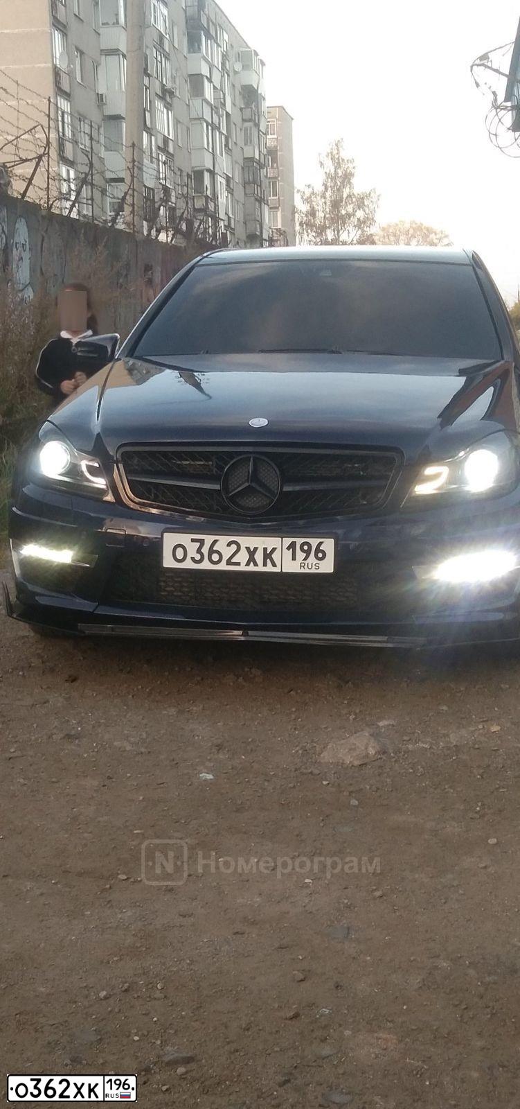 Фото автомобиля МЕРСЕДЕС-БЕНЦ С200, 2012 — госномер О656ХР196. Цвет: синий