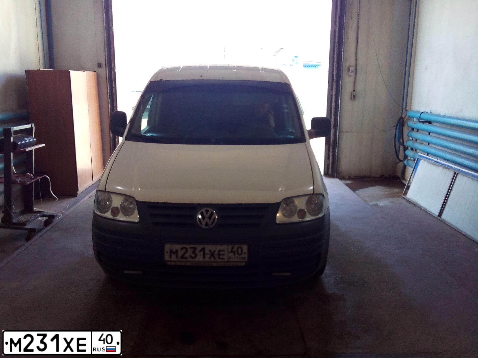Фото автомобиля VOLKSWAGEN CADDY, 2005 — госномер М231ХЕ40. Цвет: Белый