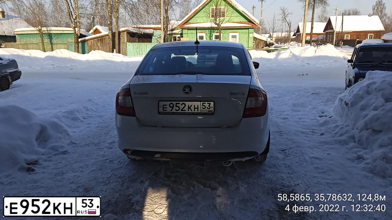 Фото автомобиля SKODA RAPID, 2017 — госномер Е952КН53. Цвет: БЕЛЫЙ