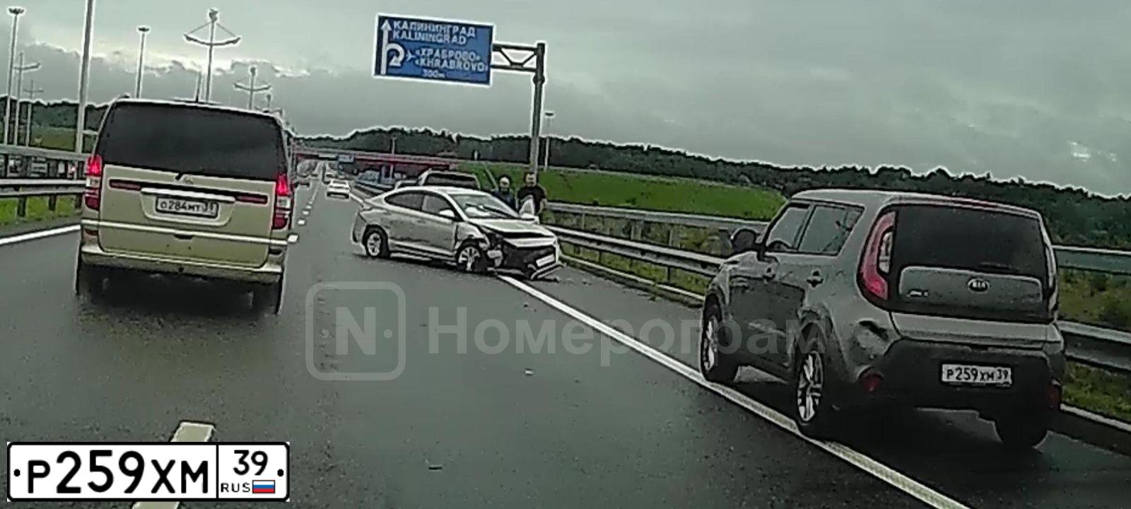 Фото автомобиля KIA SOUL, 2016 — госномер Р259ХМ39. Цвет: ПЕРЛАМУТРОВО-СЕРЕБРИСТЫЙ