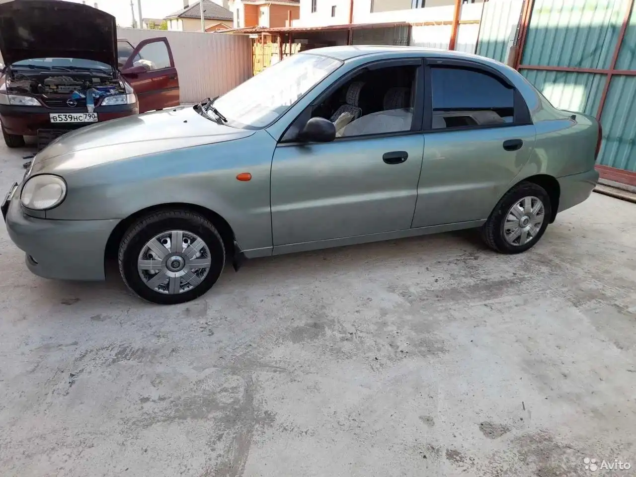 Фото автомобиля OPEL VECTRA, 1997 — госномер В539НС790. Цвет: Красный
