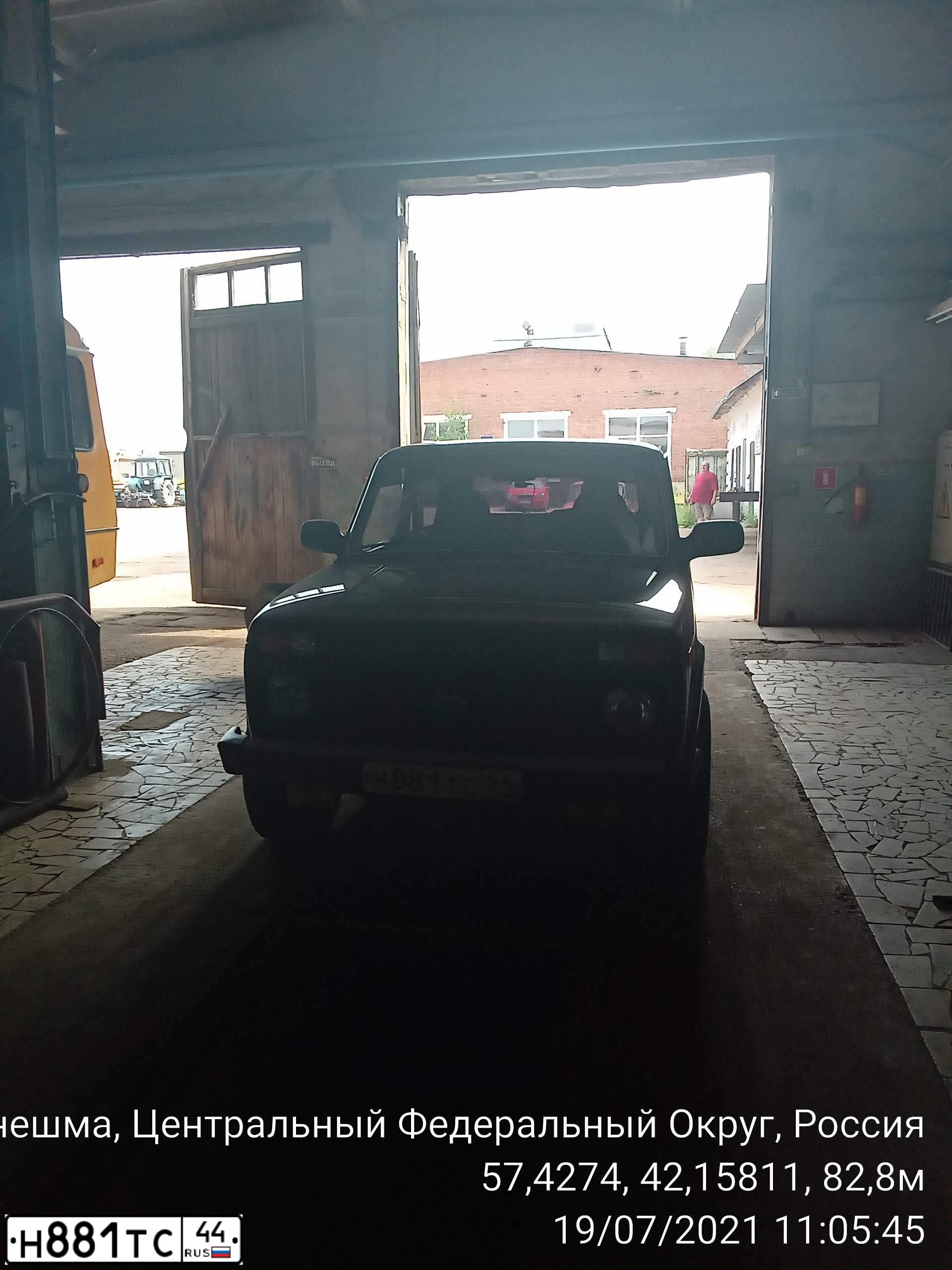 Фото автомобиля LADA 2121 NIVA, 2012 — госномер В020МУ37. Цвет: Темно-зеленый
