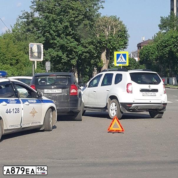 Фото автомобиля DODGE CALIBER, 2008 — госномер Е945СХ74. Цвет: ЧЕРНЫЙ