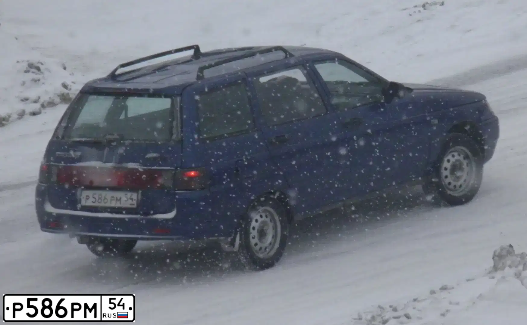 Фото автомобиля LADA 2111, 2004 — госномер Р767ВС154. Цвет: СЕРЕБРИСТЫЙ ЯРКО-СИНИЙ