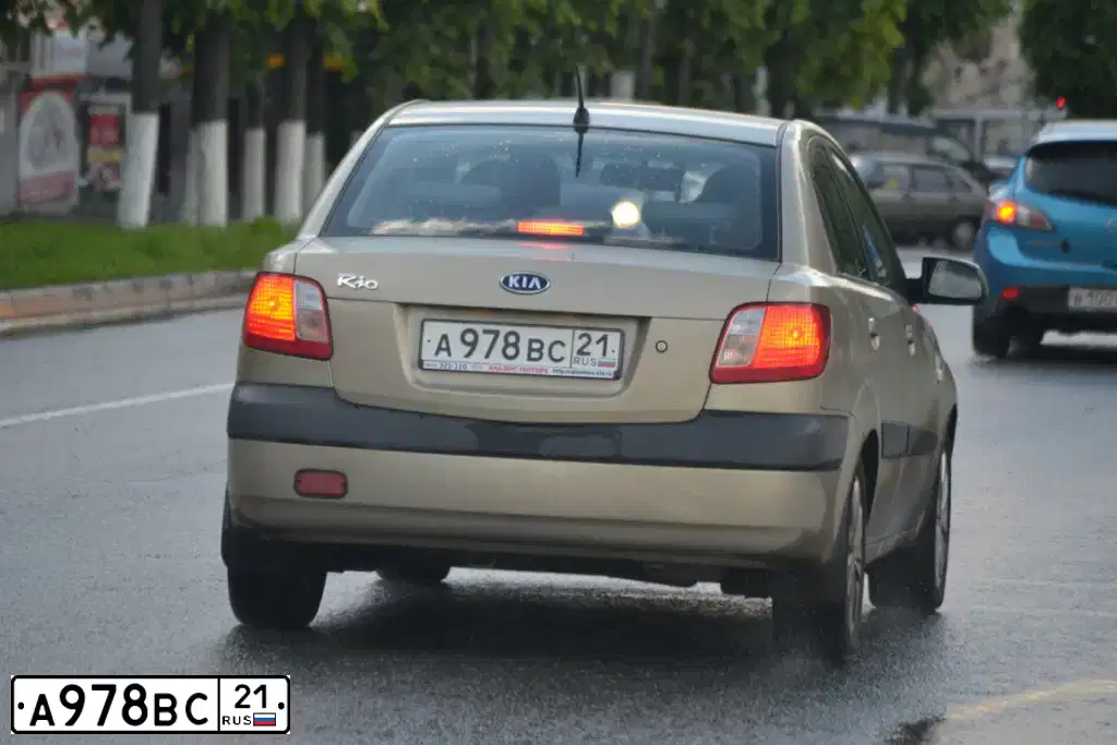 Фото автомобиля KIA RIO, 2006 — госномер А978ВС21. Цвет: БЕЖЕВЫЙ