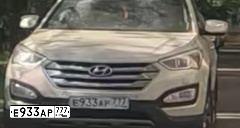 Фото автомобиля HYUNDAI SANTA FE, 2013 — госномер Е933АР777. Цвет: БЕЖЕВЫЙ