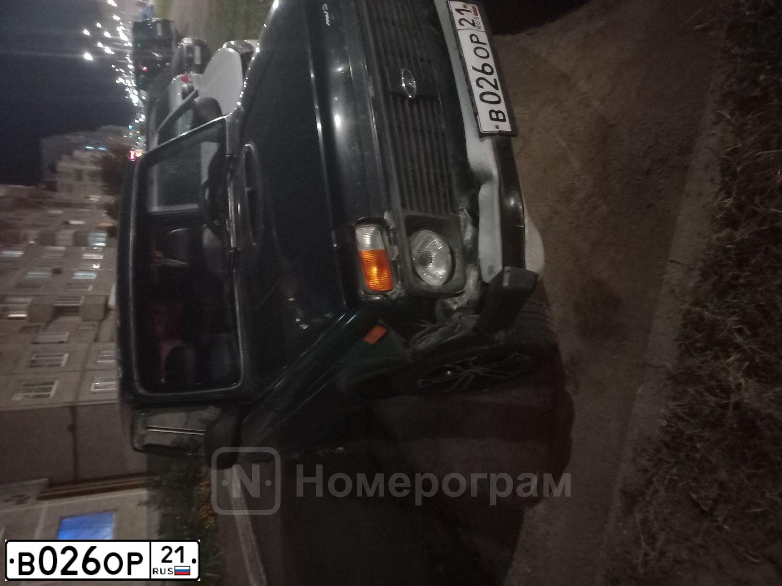 Фото автомобиля LADA 2121 NIVA, 2013 — госномер В026ОР21. Цвет: Темно-зеленый