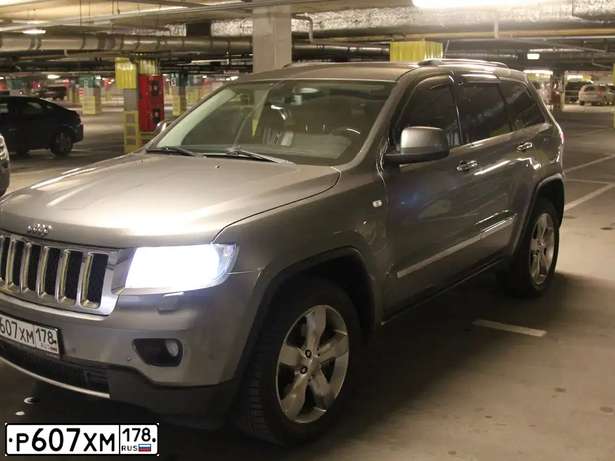 Фото автомобиля JEEP GRAND CHEROKEE, 2012 — госномер К064НХ147. Цвет: СЕРЫЙ