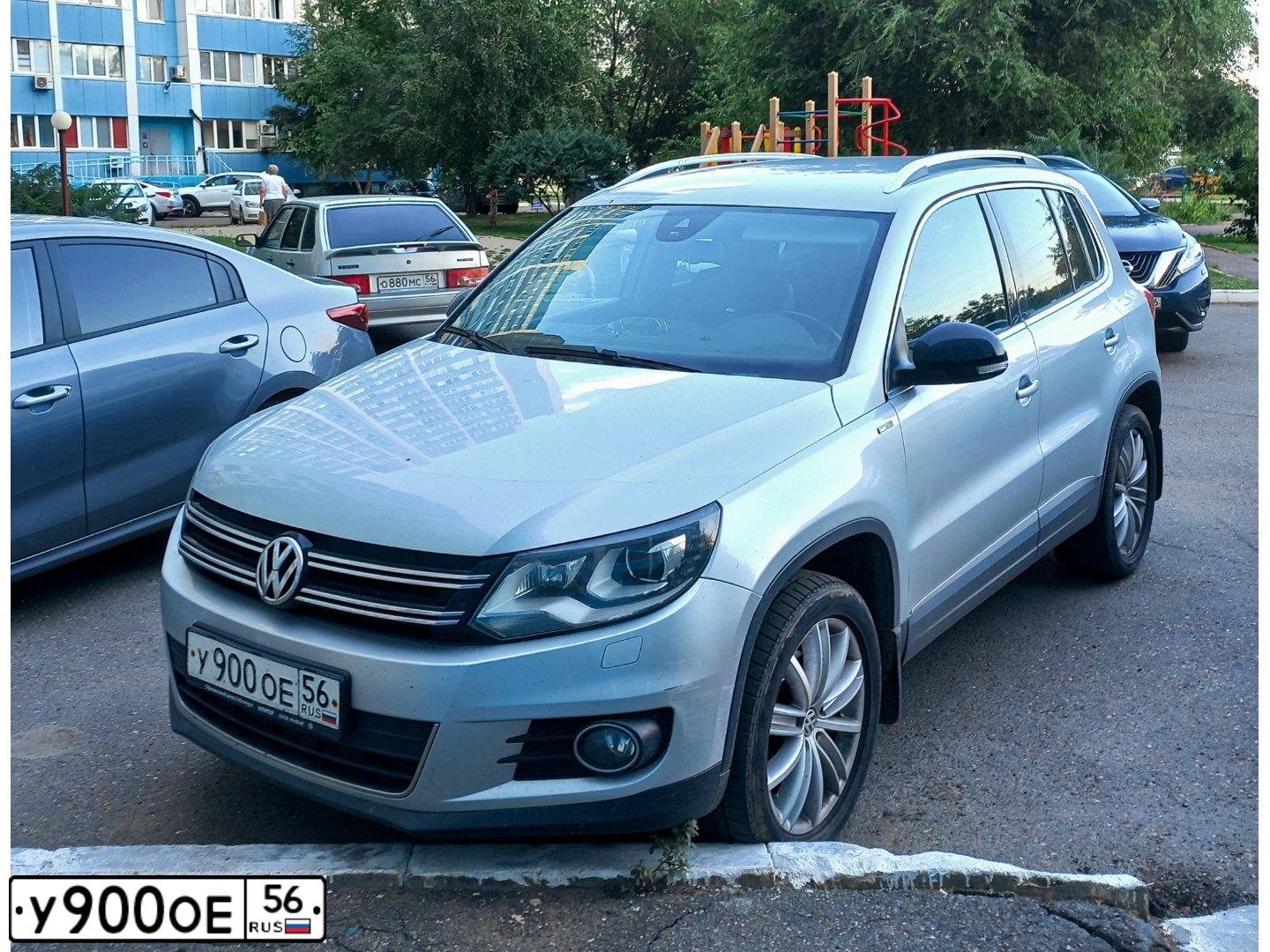 Фото автомобиля VOLKSWAGEN TIGUAN, 2013 — госномер У900ОЕ56. Цвет: СЕРЕБРИСТЫЙ