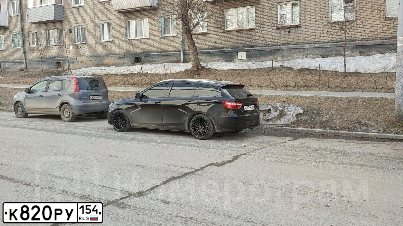 Фото автомобиля NISSAN NOTE, 2008 — госномер К820РУ154. Цвет: СЕРЫЙ