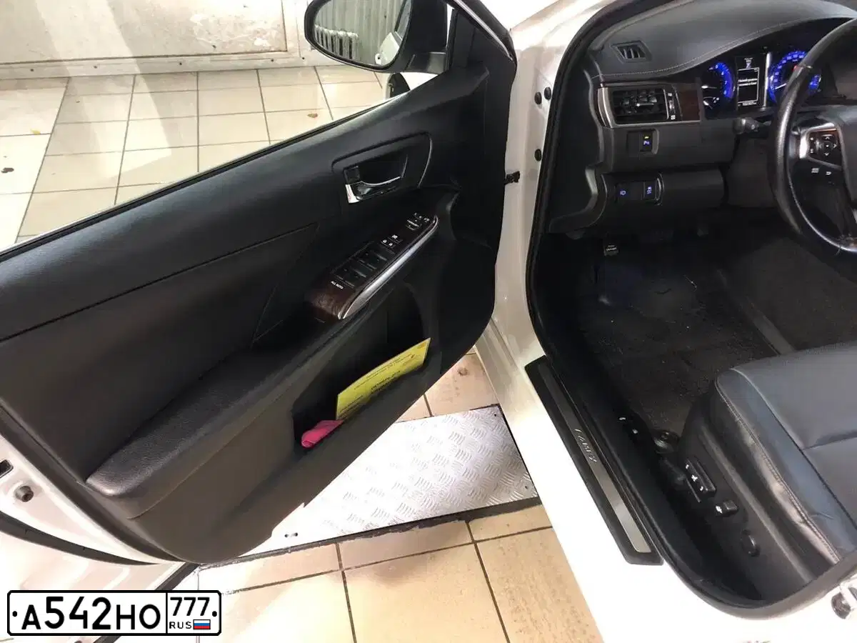 Фото автомобиля TOYOTA CAMRY, 2015 — госномер А542НО777. Цвет: ЧЕРНЫЙ МЕТАЛЛИК