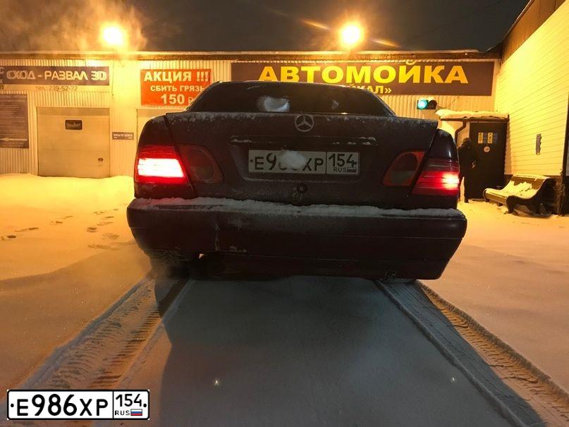 Фото автомобиля MERCEDES E-KLASSE, 1999 — госномер Р994ВХ70. Цвет: БОРДОВЫЙ