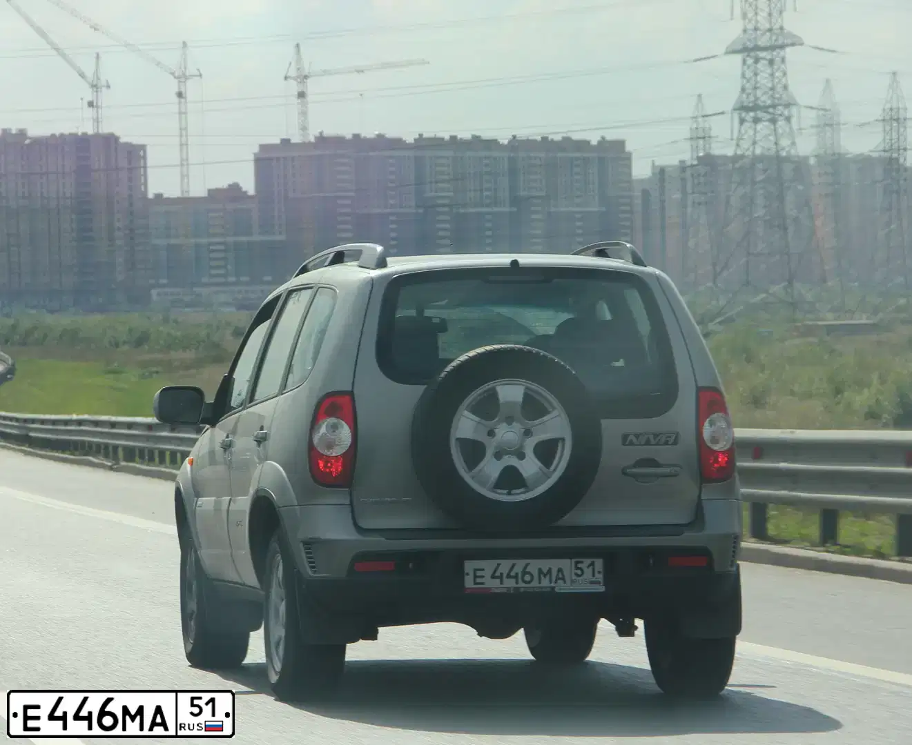 Фото автомобиля CHEVROLET NIVA, 2011 — госномер К058НС198. Цвет: СЕРО-КОРИЧНЕВЫЙ МЕТАЛЛИК