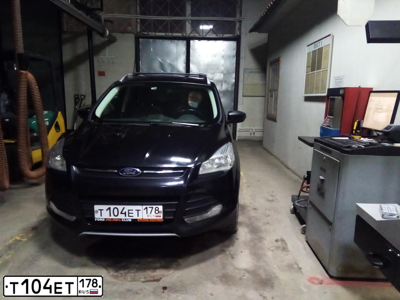 Фото автомобиля FORD KUGA, 2014 — госномер Т104ЕТ178. Цвет: ЧЕРНЫЙ