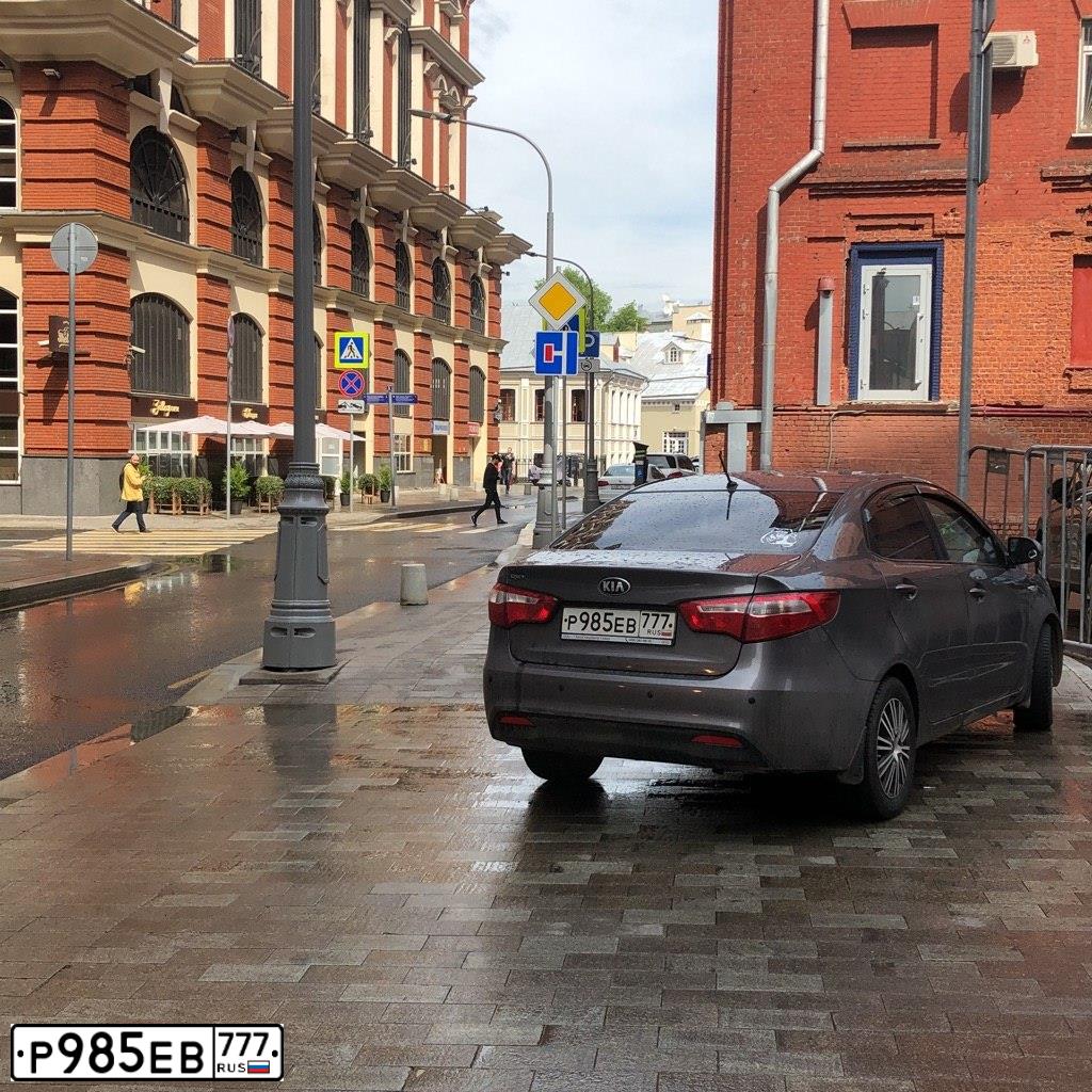 Фото автомобиля KIA RIO, 2014 — госномер Р985ЕВ777. Цвет: СИНИЙ ТЕМНЫЙ