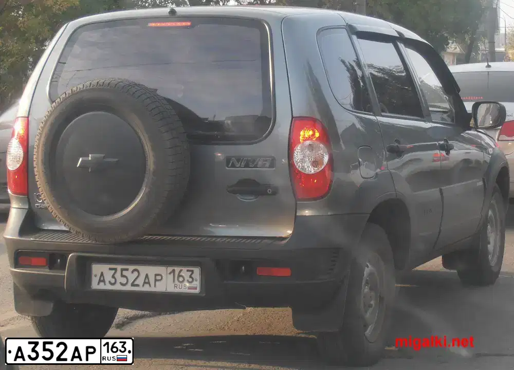 Фото автомобиля CHEVROLET NIVA, 2014 — госномер Е464СВ763. Цвет: СВЕТЛО СЕРЕБРИСТЫЙ МЕТАЛЛ