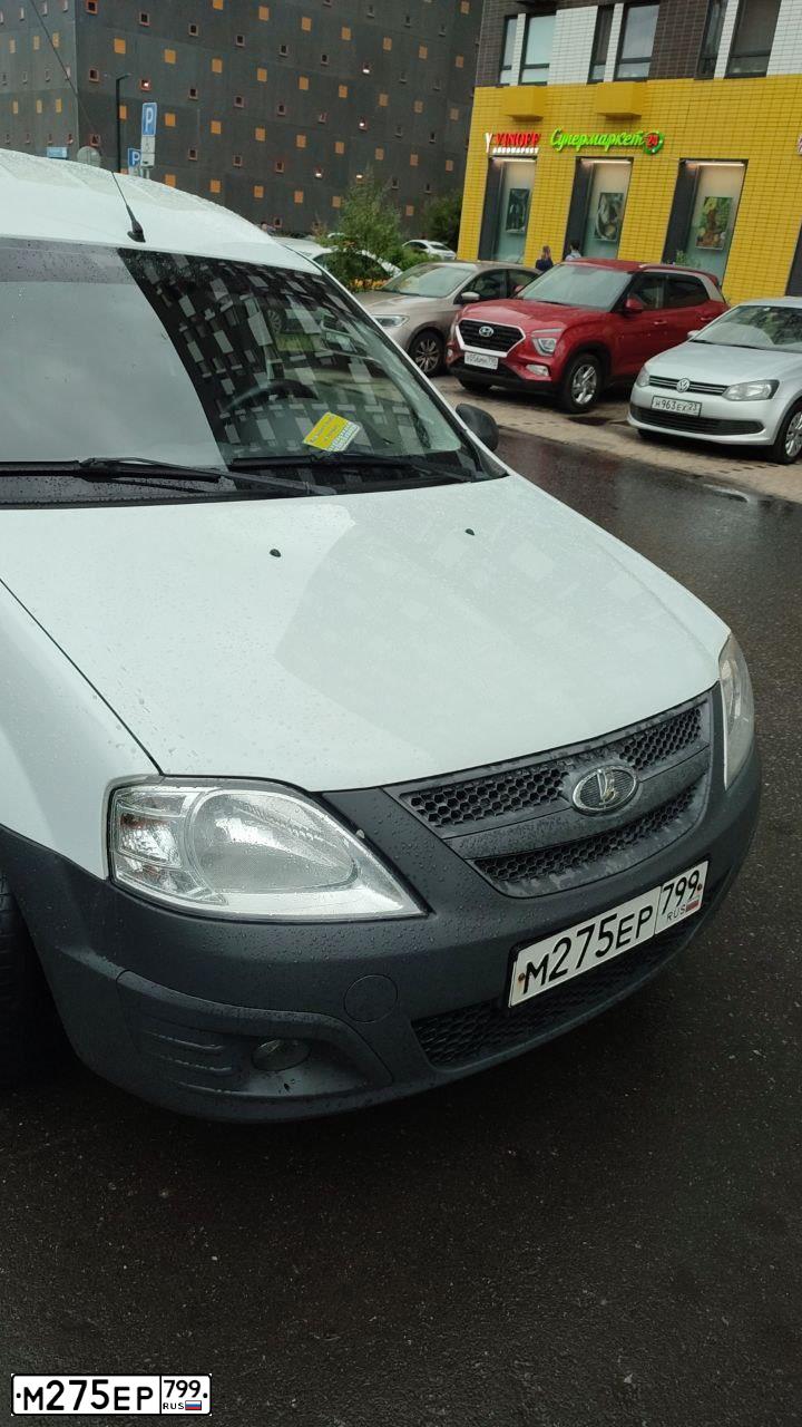 Фото автомобиля LADA LARGUS, 2018 — госномер М275ЕР799. Цвет: БЕЛЫЙ