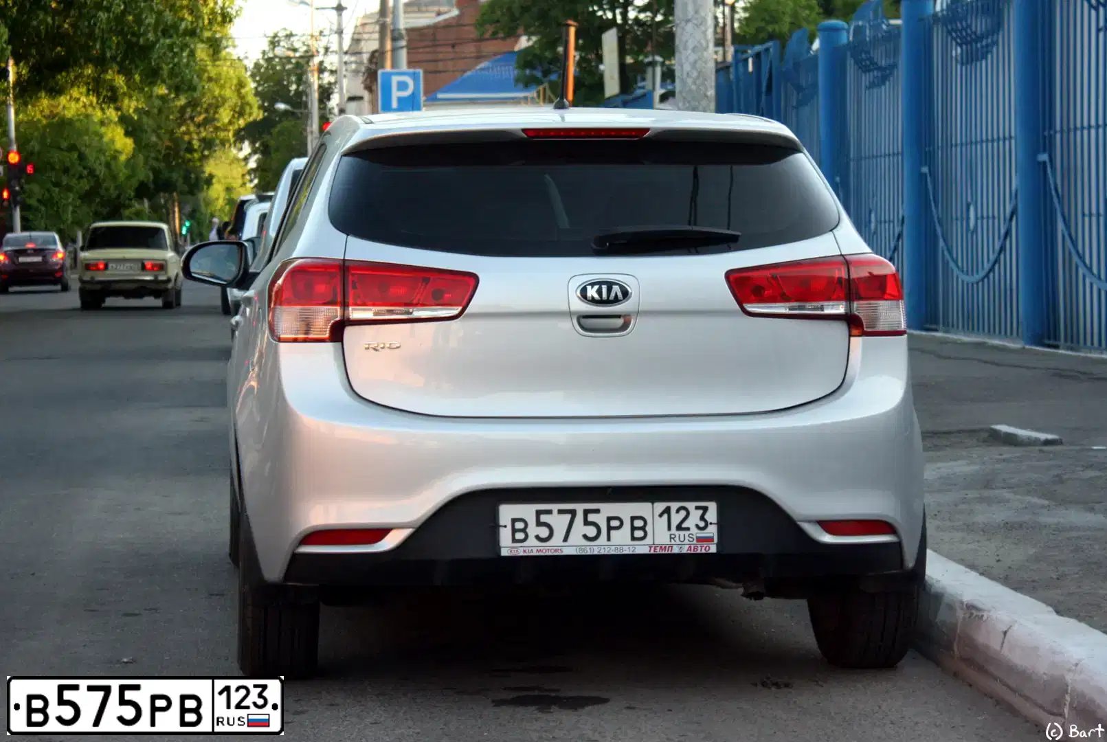 Фото автомобиля KIA RIO, 2015 — госномер В575РВ123. Цвет: СЕРЕБРИСТЫЙ