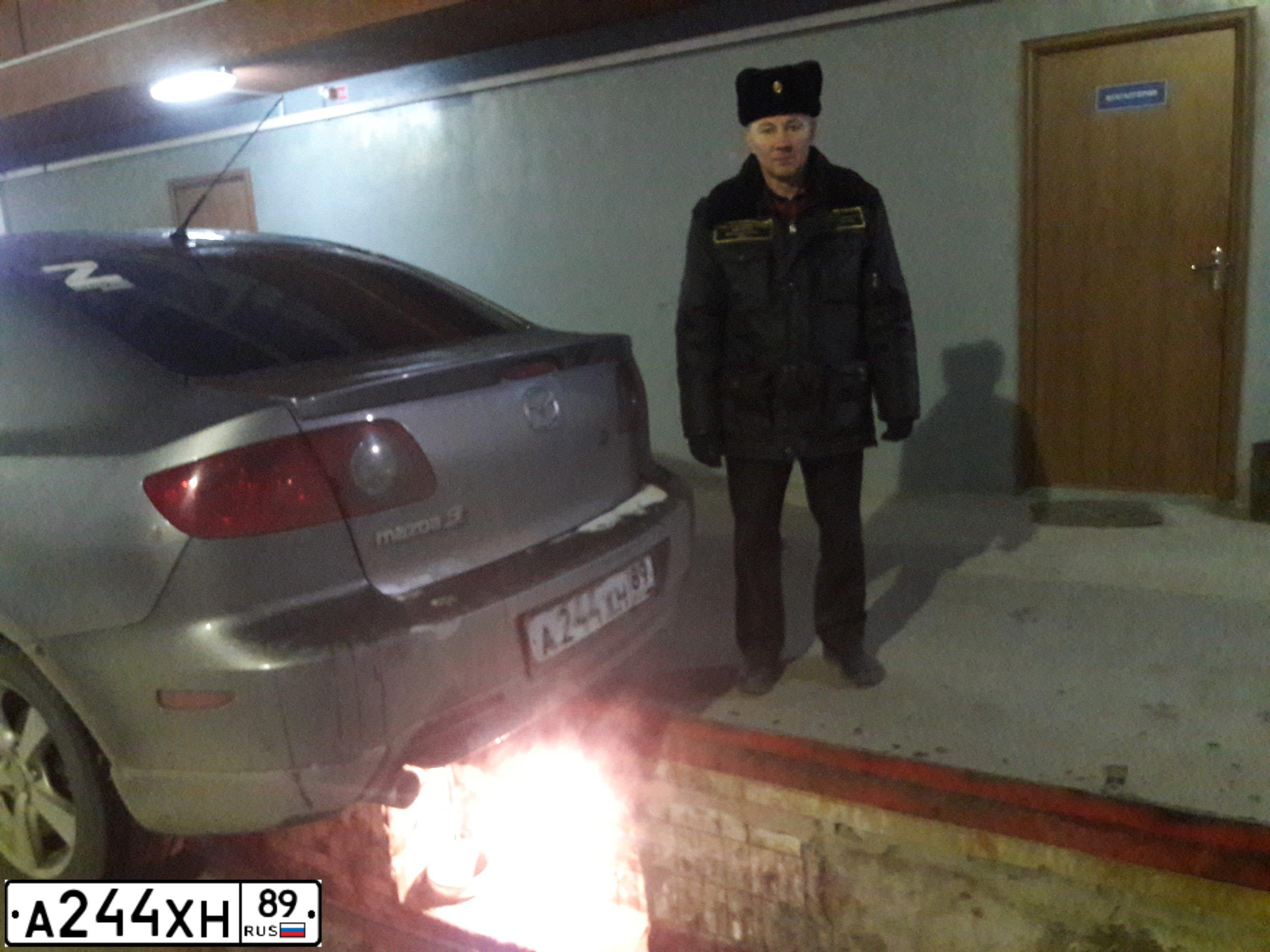 Фото автомобиля MAZDA 3, 2005 — госномер А244ХН89. Цвет: СЕРЫЙ