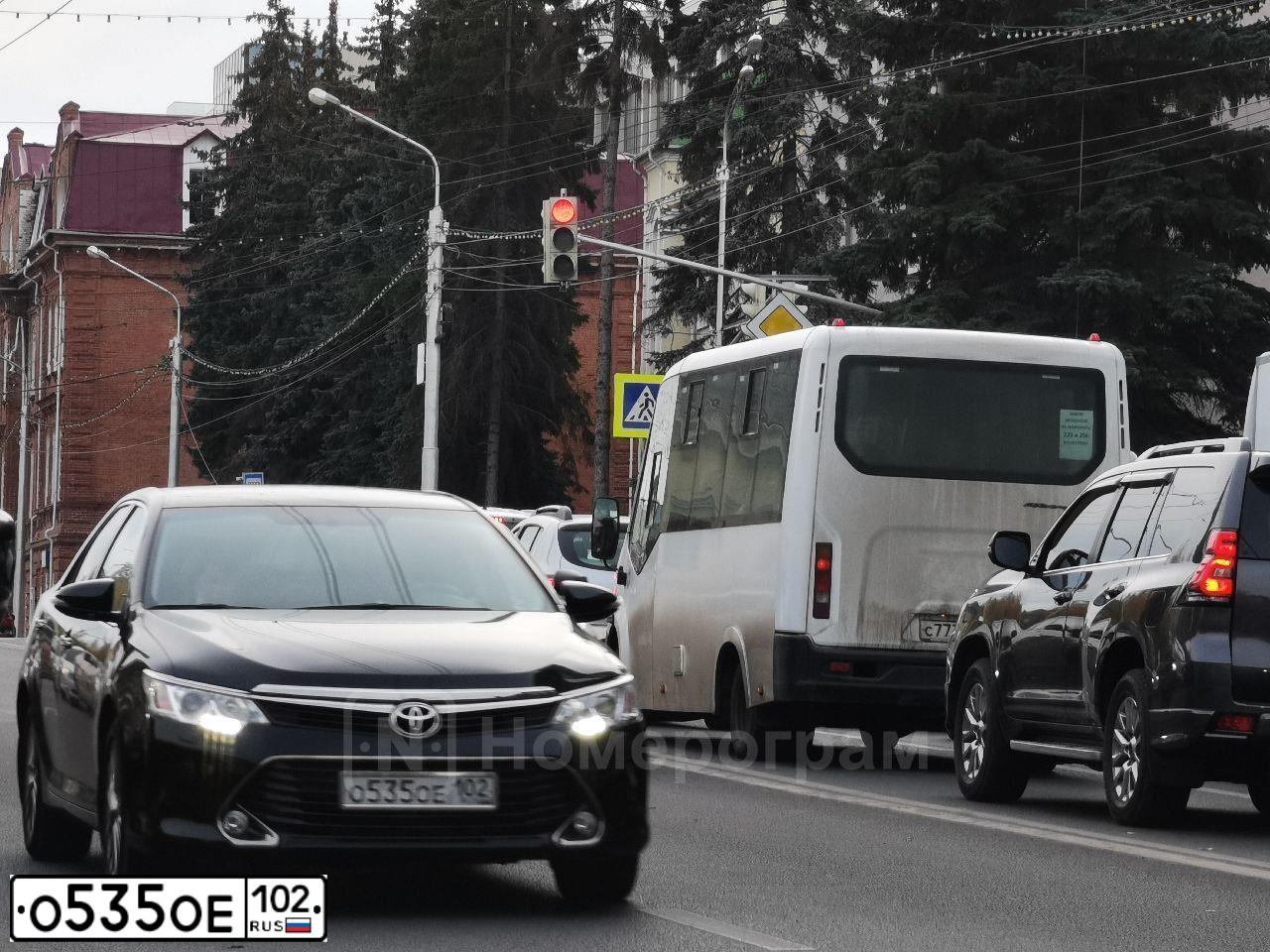 Фото автомобиля TOYOTA CAMRY, 2016 — госномер О535ОЕ102. Цвет: ЧЕРНЫЙ МЕТАЛЛИК