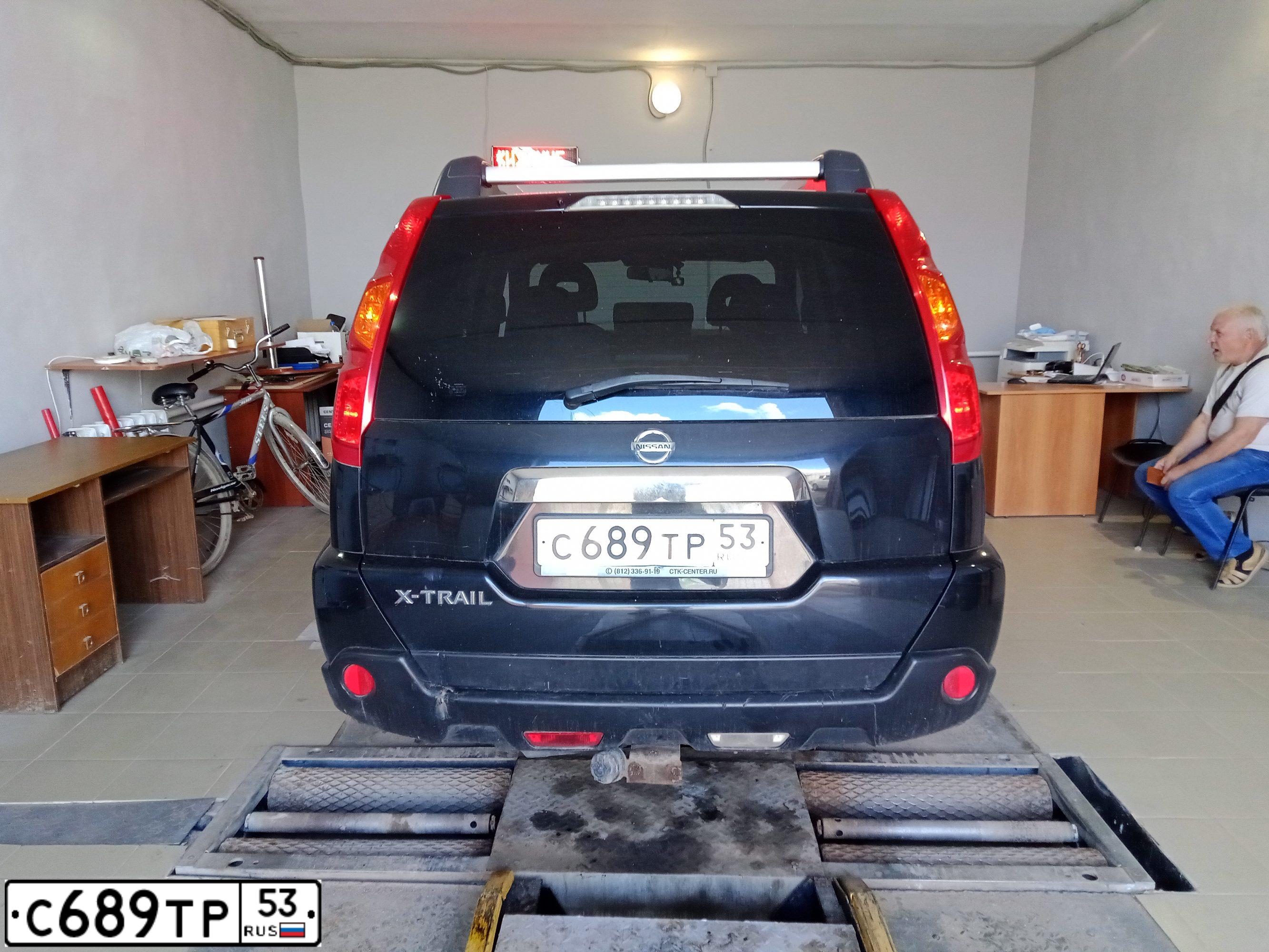 Фото автомобиля NISSAN X-TRAIL, 2010 — госномер С689ТР53. Цвет: ЧЕРНЫЙ