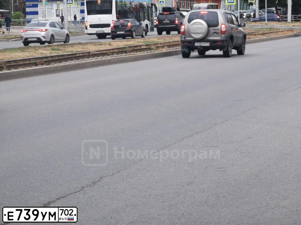 Фото автомобиля VOLKSWAGEN POLO, 2012 — госномер Е052РН702. Цвет: Серебристо-Желтый