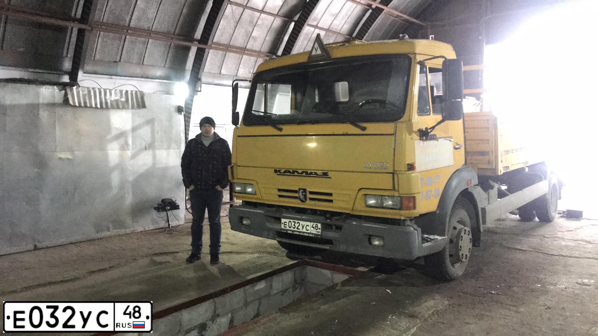 Фото автомобиля KAMAZ 4308 /4X2/, 2007 — госномер Е032УС48. Цвет: ЖЕЛТЫЙ