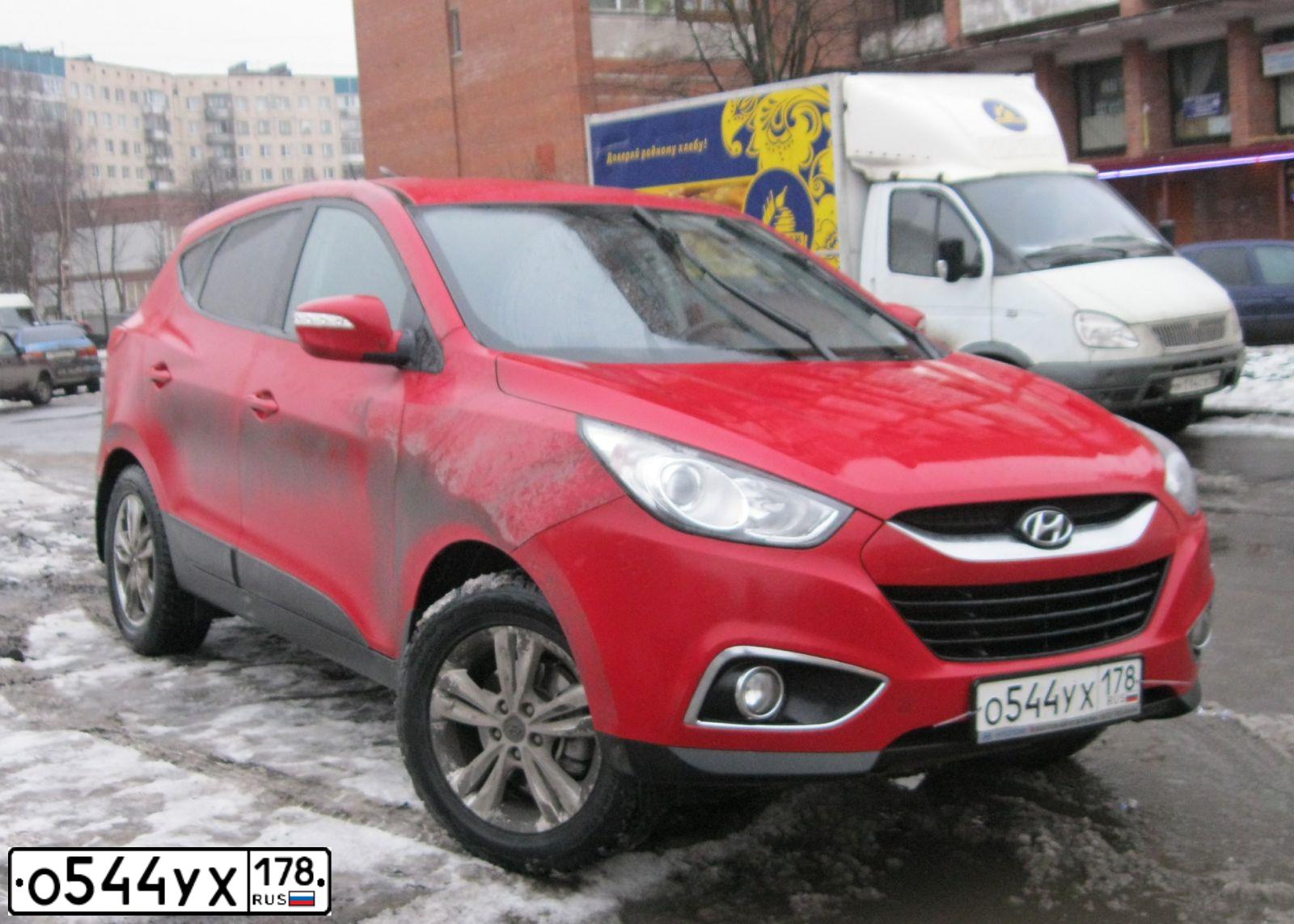 Фото автомобиля HYUNDAI IX35, 2013 — госномер О868НС47. Цвет: КРАСНЫЙ