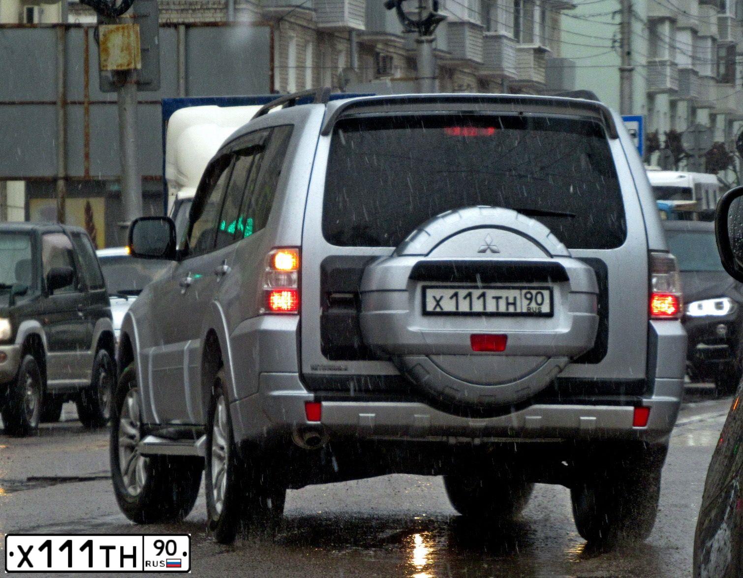 Фото автомобиля VOLKSWAGEN PASSAT, 2004 — госномер Х111ТН90. Цвет: СЕРО-ЗЕЛЕНЫЙ