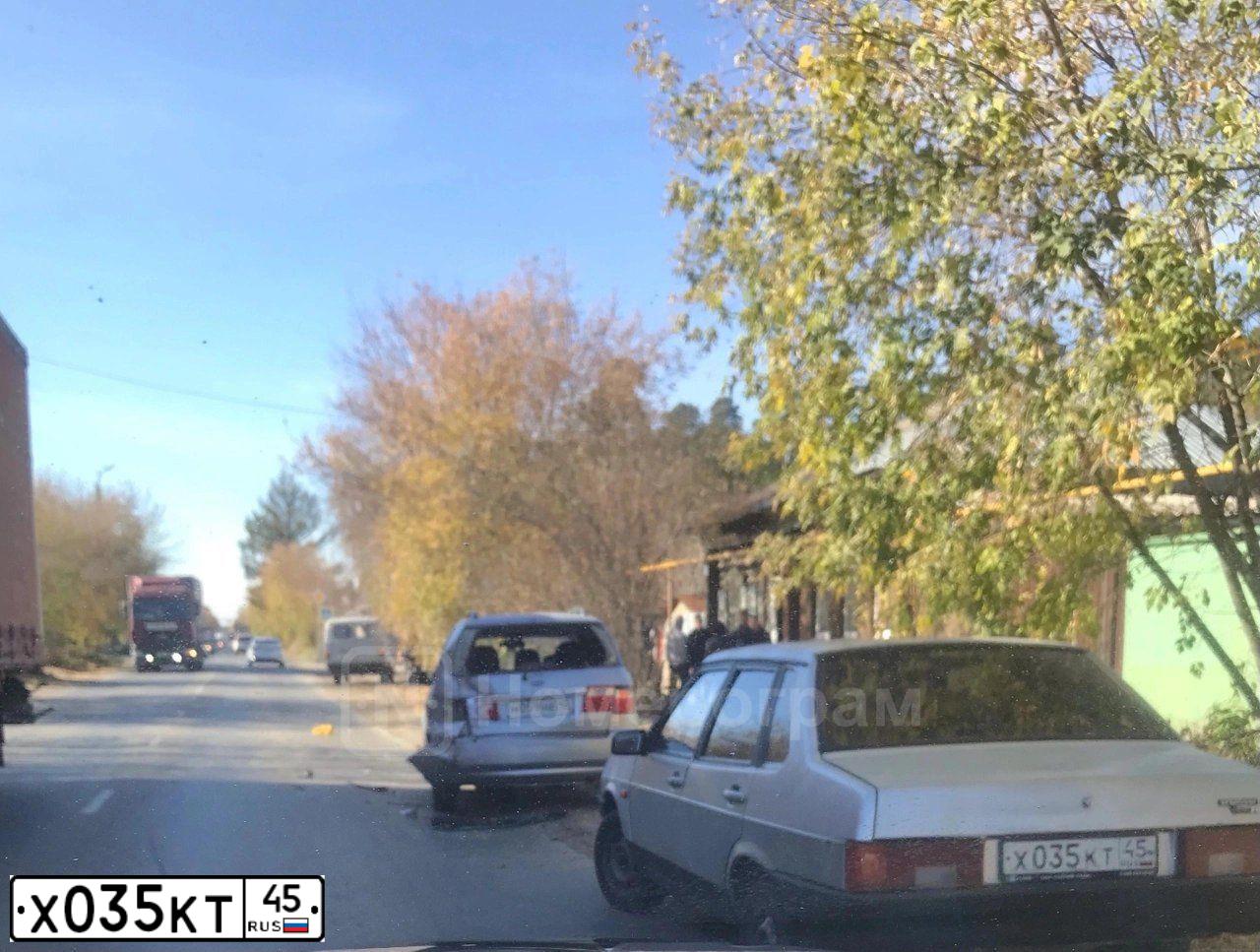 Фото автомобиля LADA 2109 SAMARA, 2002 — госномер Х035КТ45. Цвет: Светло-Серебристый металлик