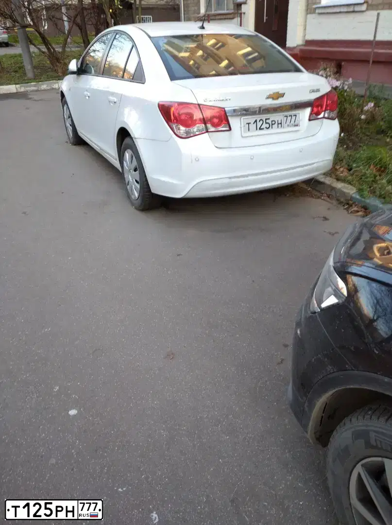 Фото автомобиля CHEVROLET CRUZE, 2013 — госномер Т125РН777. Цвет: Белый