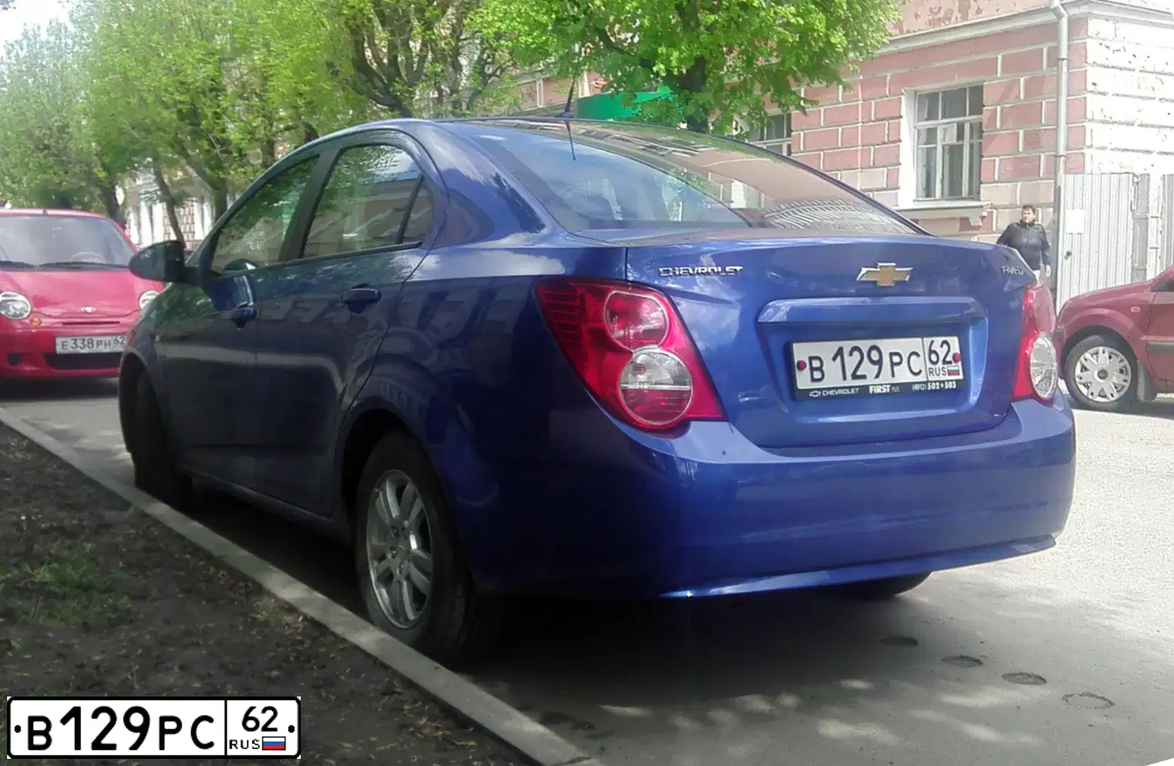Фото автомобиля CHEVROLET AVEO, 2013 — госномер В129РС62. Цвет: СИНИЙ