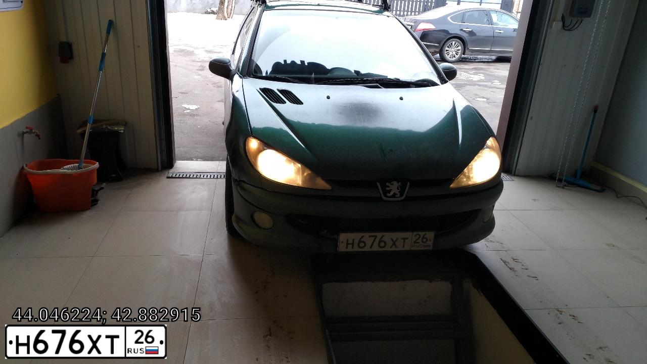 Фото автомобиля PEUGEOT 206, 2003 — госномер Н676ХТ26. Цвет: ЗЕЛЕНЫЙ