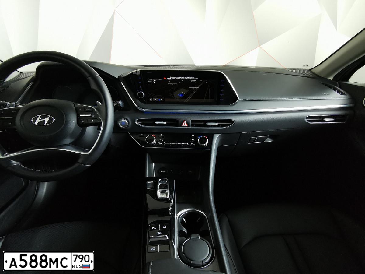 Фото автомобиля HYUNDAI SONATA, 2021 — госномер К689ХО124. Цвет: ЧЕРНЫЙ