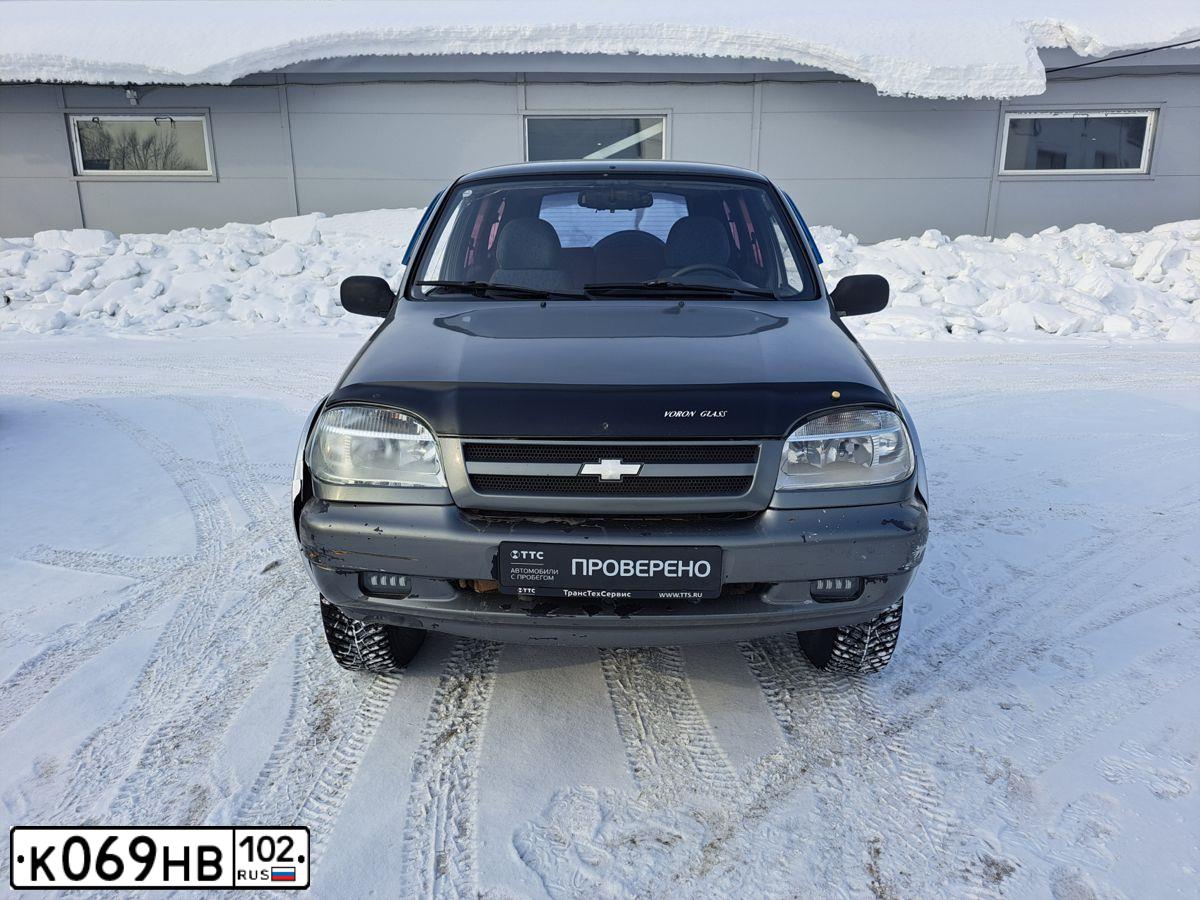 Фото автомобиля CHEVROLET ШЕВРОЛЕ НИВА БЕЗ МОДЕЛИ, 2004 — госномер К069НВ102. Цвет: Темно-серый металлик