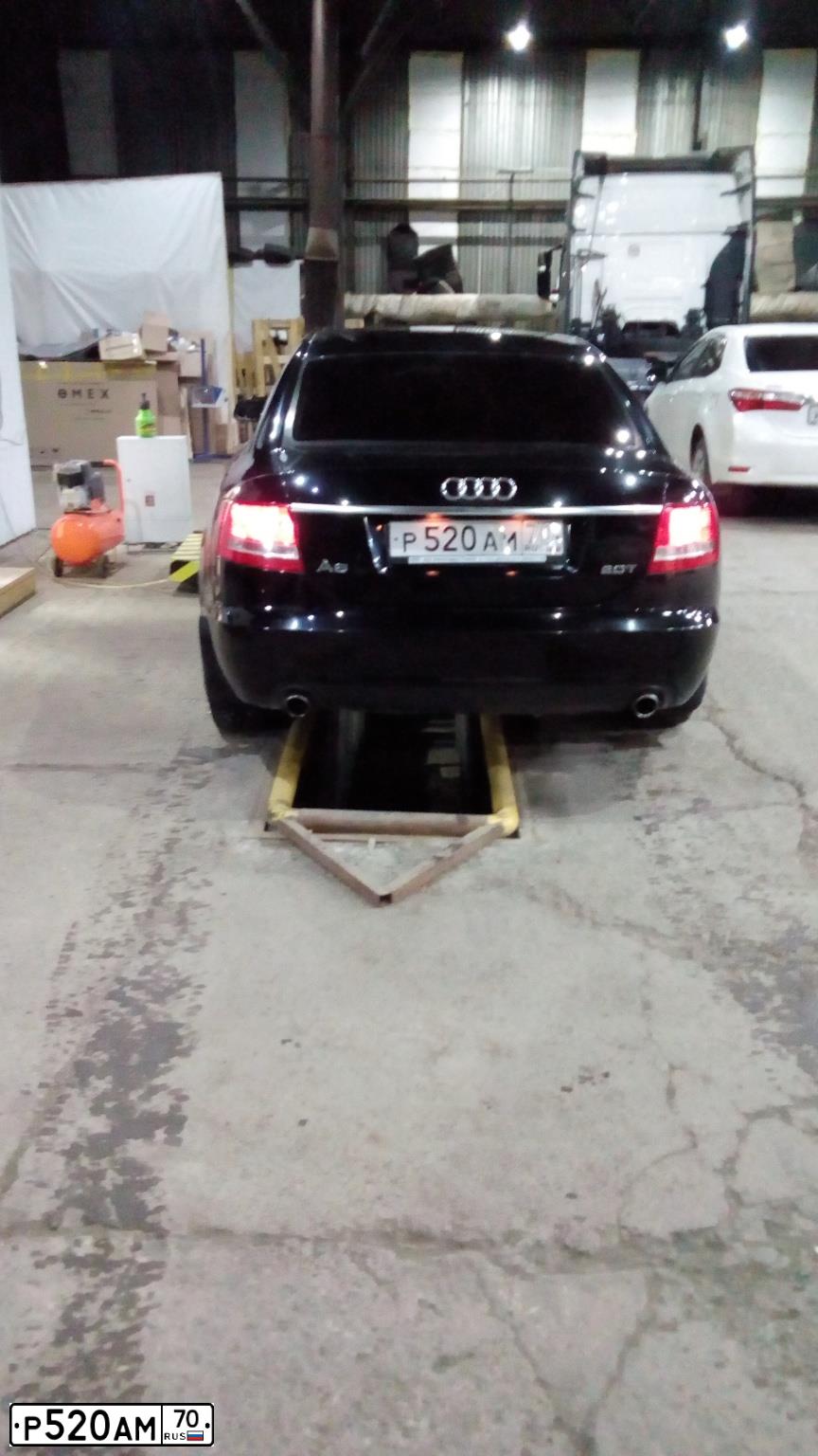 Фото автомобиля AUDI A6, 2007 — госномер Р520АМ70. Цвет: ЧЕРНЫЙ
