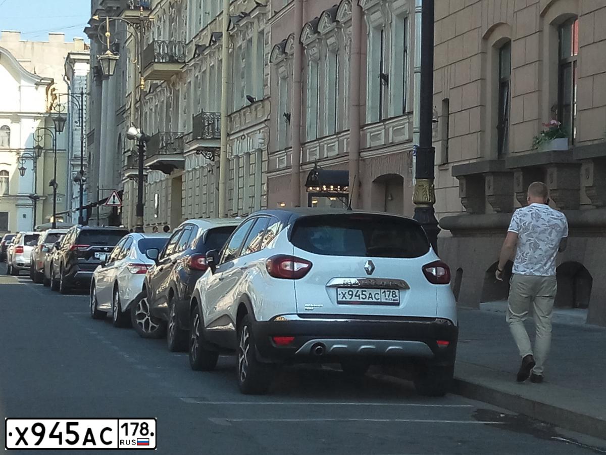 Фото автомобиля RENAULT KAPTUR, 2017 — госномер Х945АС178. Цвет: Белый черный 