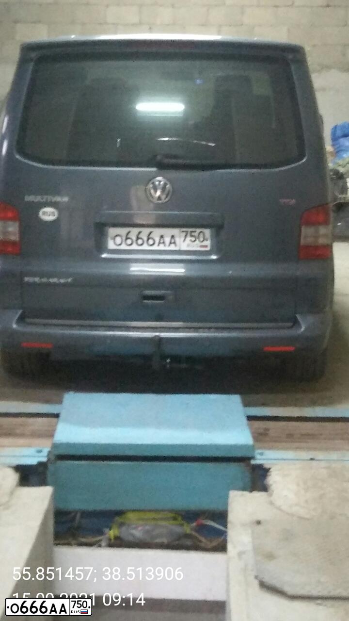 Фото автомобиля VOLKSWAGEN MULTIVAN, 2004 — госномер О666АА750. Цвет: БЕЛЫЙ СЕРЫЙ