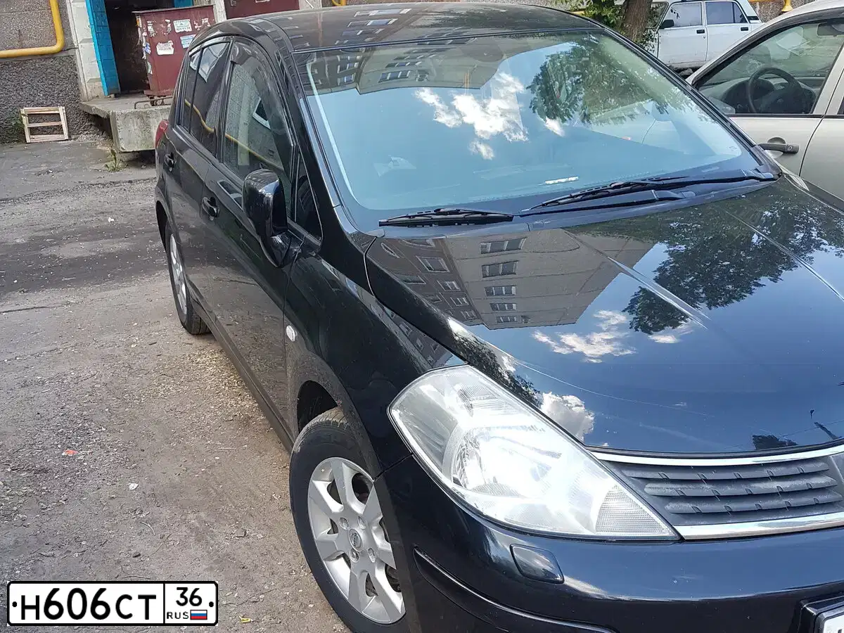 Фото автомобиля NISSAN TIIDA, 2008 — госномер Н606СТ36. Цвет: ЧЕРНЫЙ