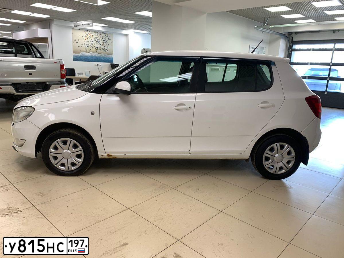 Фото автомобиля SKODA FABIA, 2011 — госномер У815НС197. Цвет: Белый