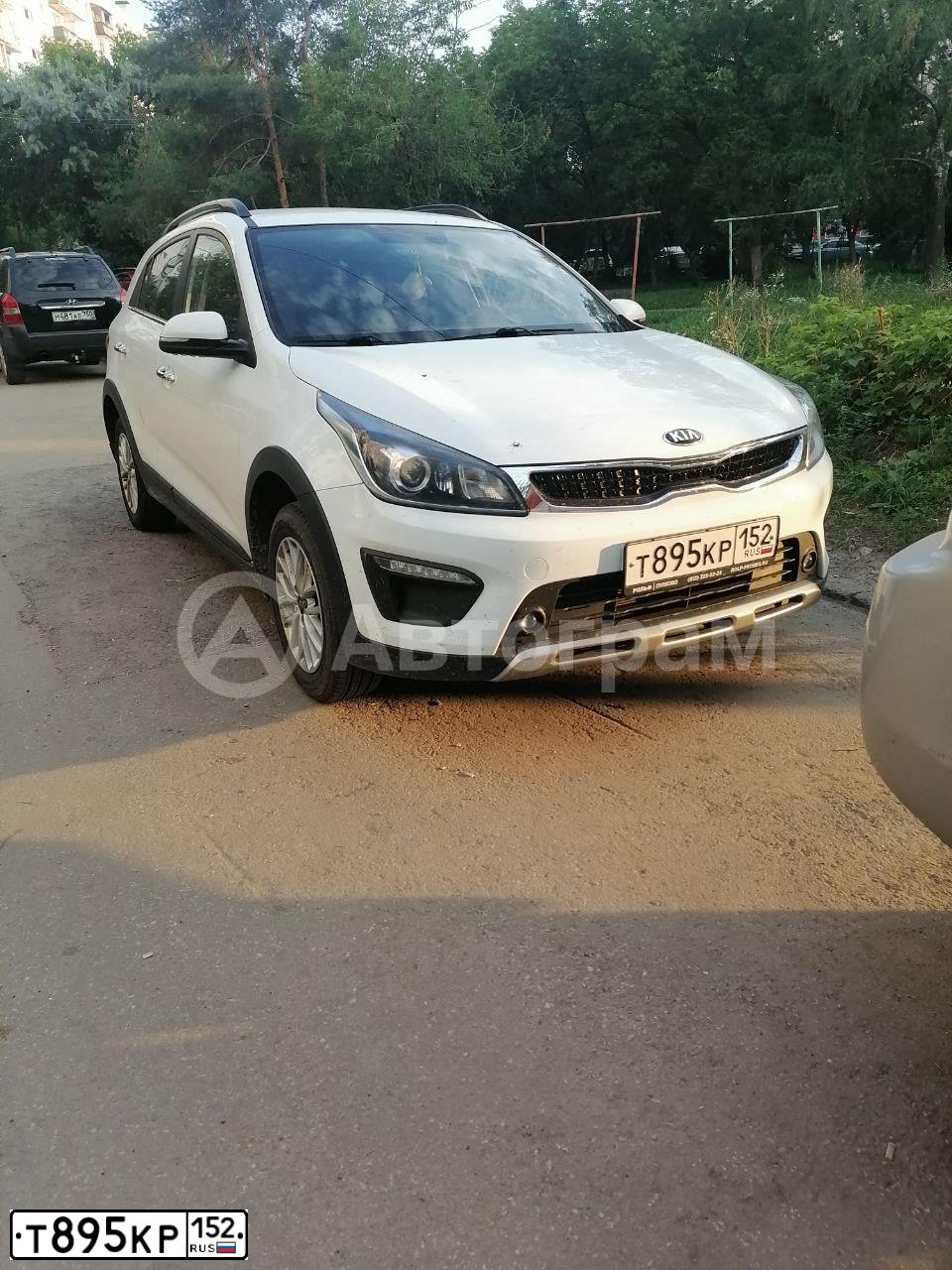 Фото автомобиля KIA RIO, 2019 — госномер Т895КР152. Цвет: Белый