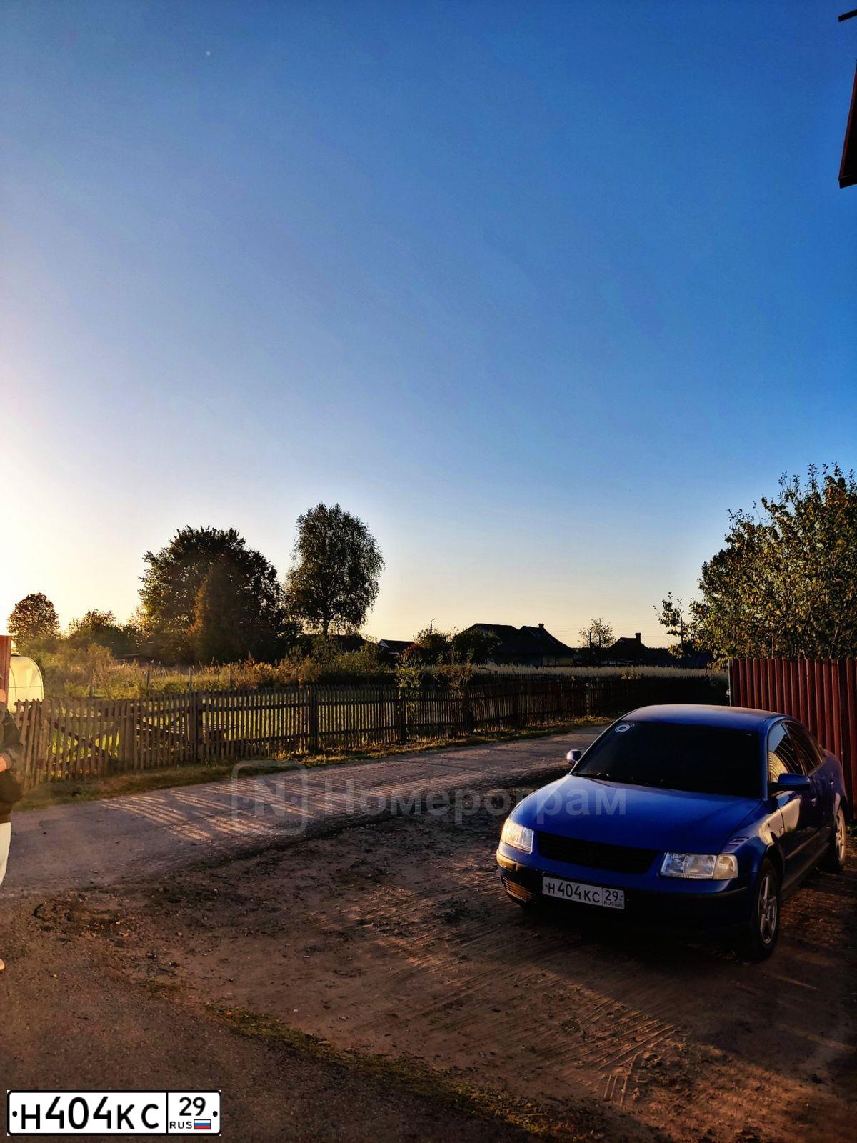 Фото автомобиля VOLKSWAGEN PASSAT, 1998 — госномер Н404КС29. Цвет: СИНИЙ(ТЕМНО СИНИЙ)