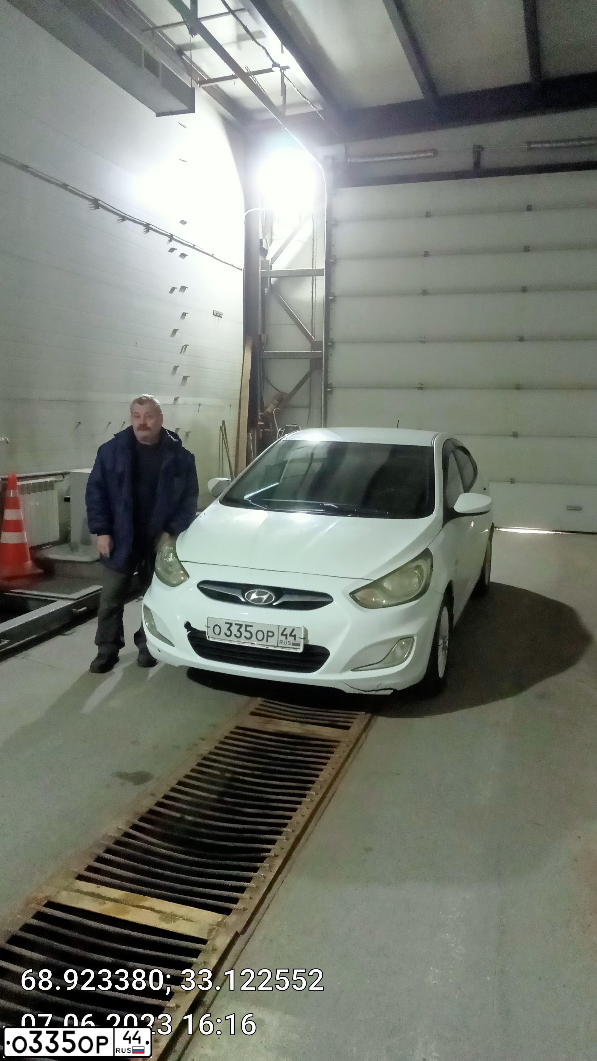Фото автомобиля HYUNDAI SOLARIS, 2013 — госномер В598ОО51. Цвет: Белый