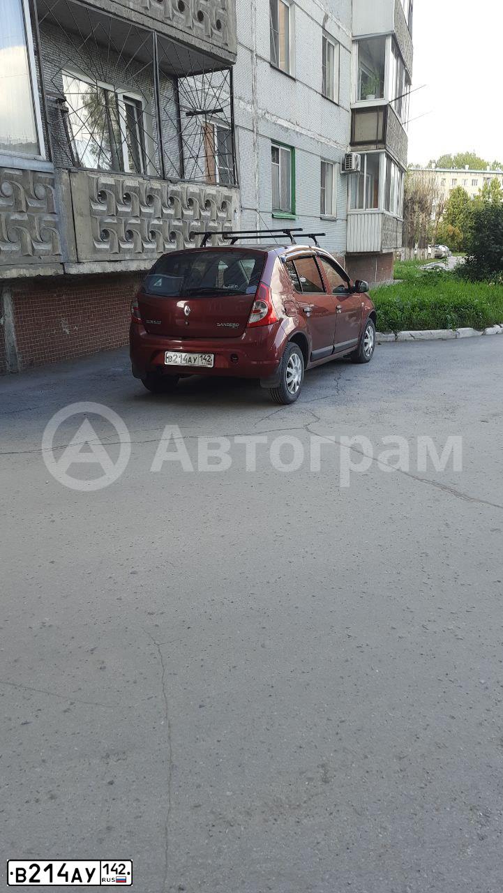 Фото автомобиля RENAULT SANDERO, 2011 — госномер В214АУ142. Цвет: Красный