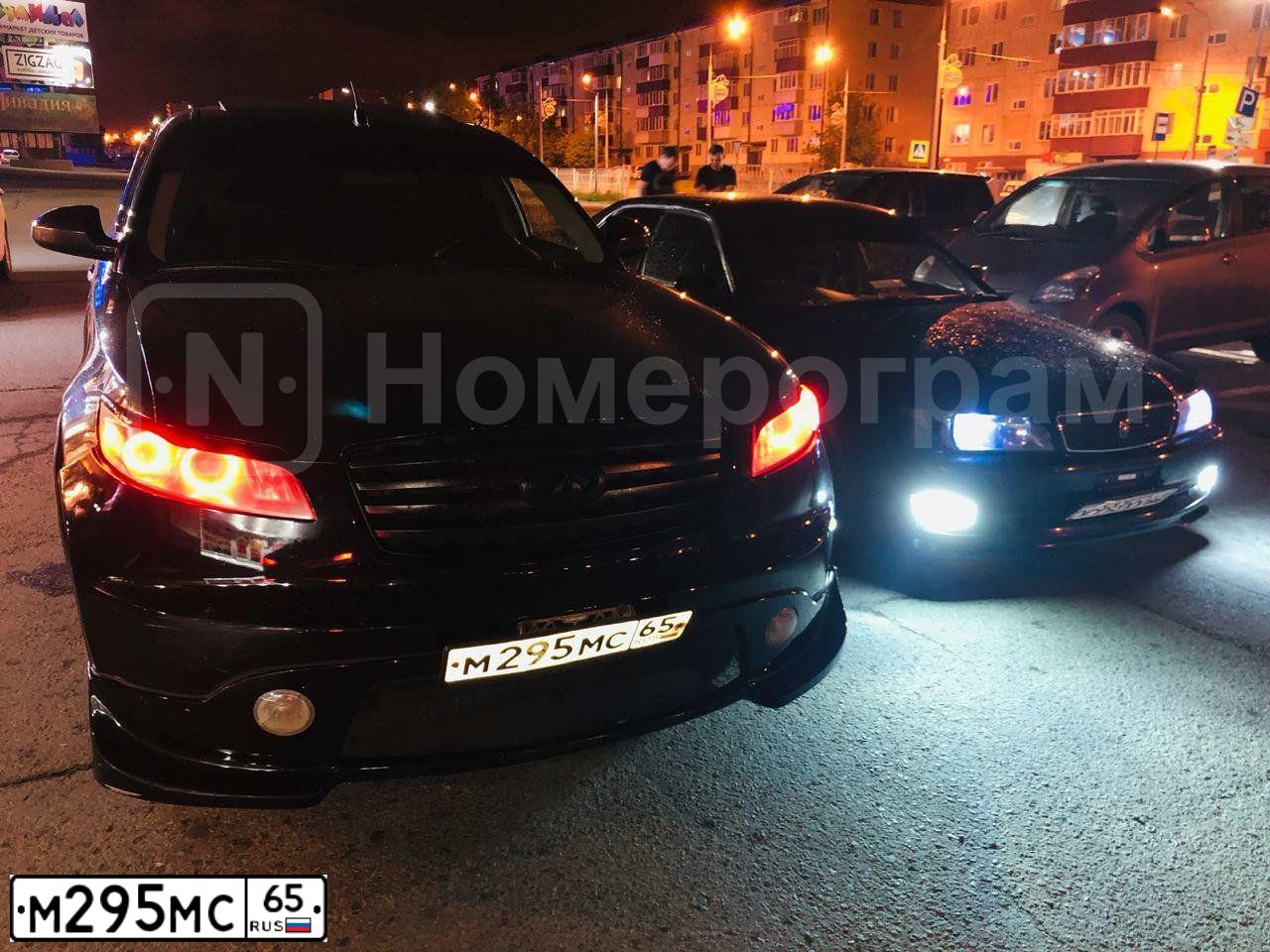 Фото автомобиля INFINITI QX70 /FX/, 2005 — госномер М295МС65. Цвет: ЧЕРНЫЙ